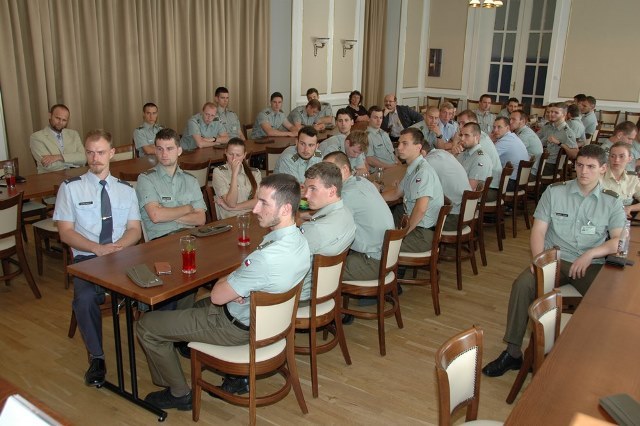 Studenti naslouchají v univerzitním klubu