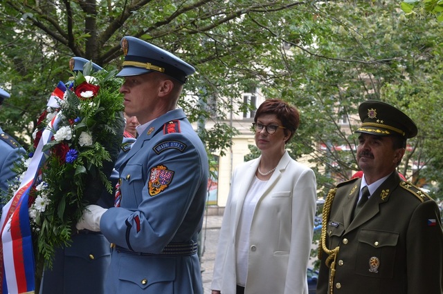 Památku obětí komunismu uctili náměstkyně pro řízení sekce právní MO Alena Netolická a poradce NGŠ AČR generálmajor Štefan Kaleta