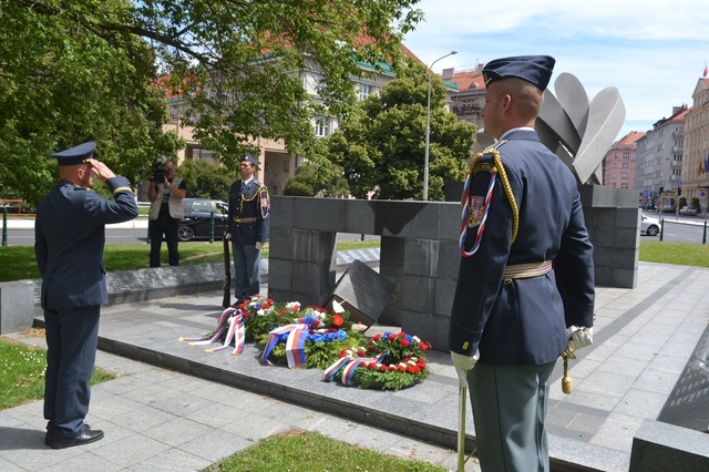 Památku padlých letců v bitvě o Anglii uctil velitel vzdušných sil AČR brigádní generál Libor Štefánik