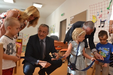 Ministr obrany Martin Stropnický (vlevo) a ředitel ÚVN profesor Miroslav Zavoral symbolickým přestřižením pásky otevřeli novou školku pro děti zaměstnanců nemocnice