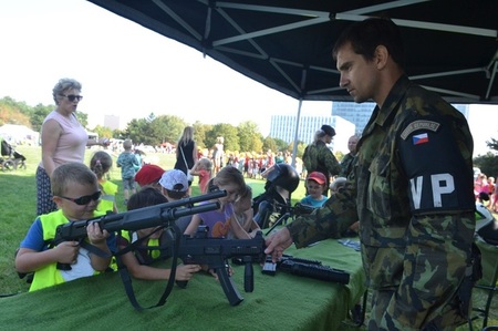 Zbraně vojenských policistů si děti nenechaly ujít
