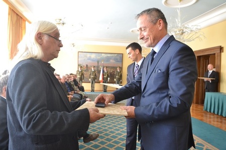 Ministr obrany Martin Stropnický předává oceněným účastníkům 3. odboje osvědčení, pamětní dekrety a odznaky