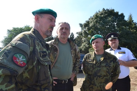 Ministr obrany Martin Stropnický v diskusi s vojáky