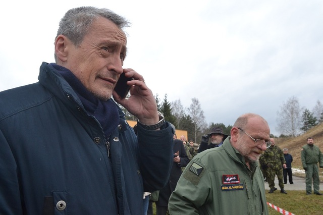 Ministr obrany Martin Stropnický vyzkoušel vyhlášení startu LZS, kterou při ostré akci aktivuje hejtman