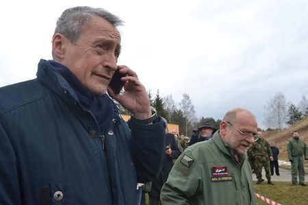 Ministr obrany Martin Stropnický vyzkoušel vyhlášení startu LZS, kterou při ostré akci aktivuje hejtman