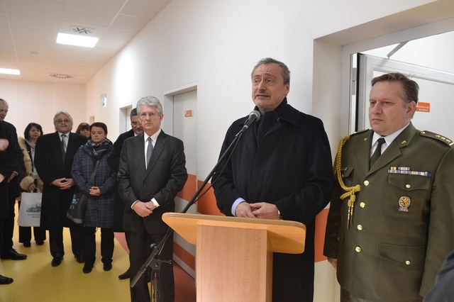 Ministr obrany Martin Stropnický při slavnostním otevření oddělení jednotky následné intenzivní péče pro děti ve VN Olomouc