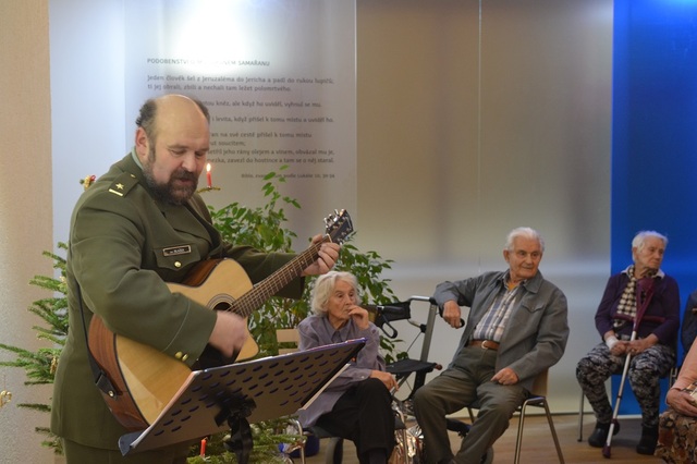 Vánoční koledy s kytarovým doprovodem vojenského kaplana ÚVN majora Jana Blažka