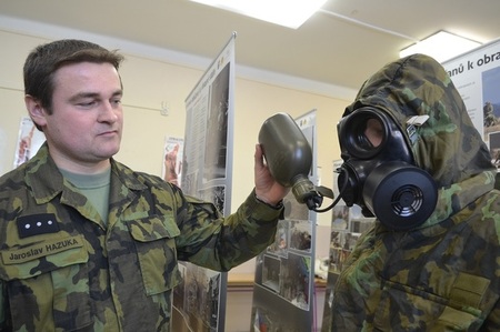 Názorná ukázka, jak se podávají tekutiny při nasazení ochranné masky