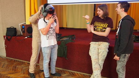 Ani starší žáci neodolali možnosti si výstroj pilota vyzkoušet