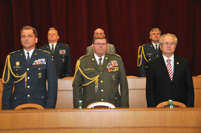 Do čestného předsednictva zasedli také ( zleva) velitel Posádkového velitelství Praha plk.gšt Milan Virt, předseda ČSBS plk. Jaroslav Vodička a senátor Jan Veleba