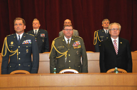 Do čestného předsednictva zasedli také ( zleva) velitel Posádkového velitelství Praha plk.gšt Milan Virt, předseda ČSBS plk. Jaroslav Vodička a senátor Jan Veleba