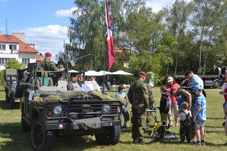 Vozidlo Land Rover Kajman paragáni 43. výsadkového praporu z Chrudimi bylo po celý den v obležení