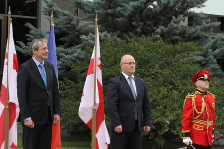 Český ministr obrany před gruzínským ministerstvem obrany se svým protějškem Levanem Izoriem