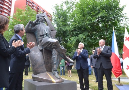 Spolu s dalšími gruzínskými představiteli ji odhalili ministr Martin Stropnický (vlevo) a prezident Gruzie Giorgi Margvelašvili (vpravo)