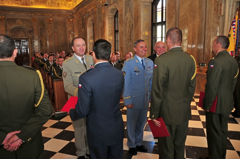 Rektor-velitel UO brigádní generál Bohuslav Přikryl předává diplomy absolventům