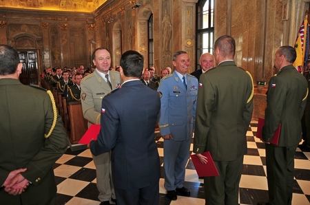 Rektor-velitel UO brigádní generál Bohuslav Přikryl předává diplomy absolventům