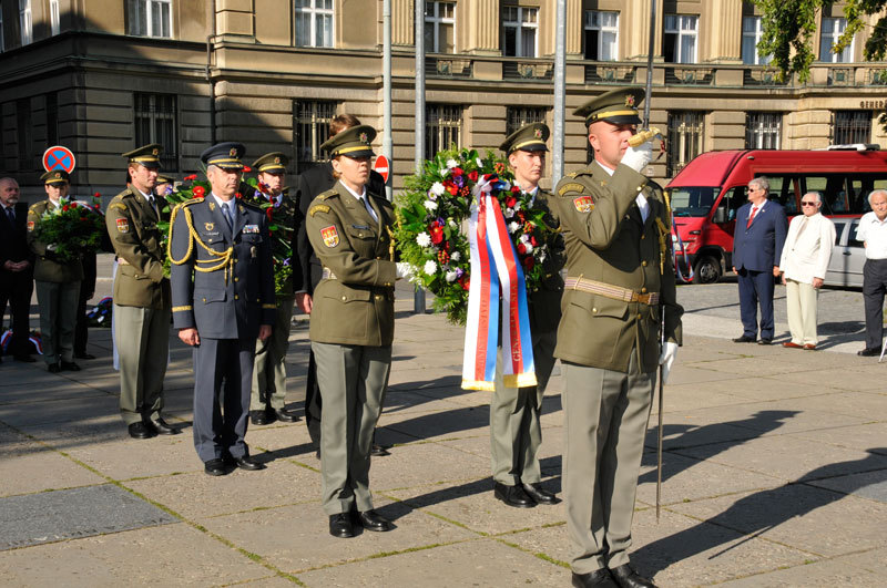 Pietní akt se uskutečnil také na pražském Vítězném náměstí před budovou Generálního štábu AČR u Památníku čsl. zahraničních vojáků. Zde položili smuteční věnec Ministerstva obrany ČR a Generálního štábu AČR Pavel Kugler z odboru pro váleční veterány a zástupce velitele Vzdušných sil AČR brigádní generál Petr Hromek
