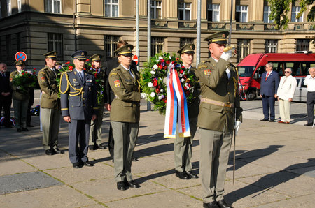 Pietní akt se uskutečnil také na pražském Vítězném náměstí před budovou Generálního štábu AČR u Památníku čsl. zahraničních vojáků. Zde položili smuteční věnec Ministerstva obrany ČR a Generálního štábu AČR Pavel Kugler z odboru pro váleční veterány a zástupce velitele Vzdušných sil AČR brigádní generál Petr Hromek