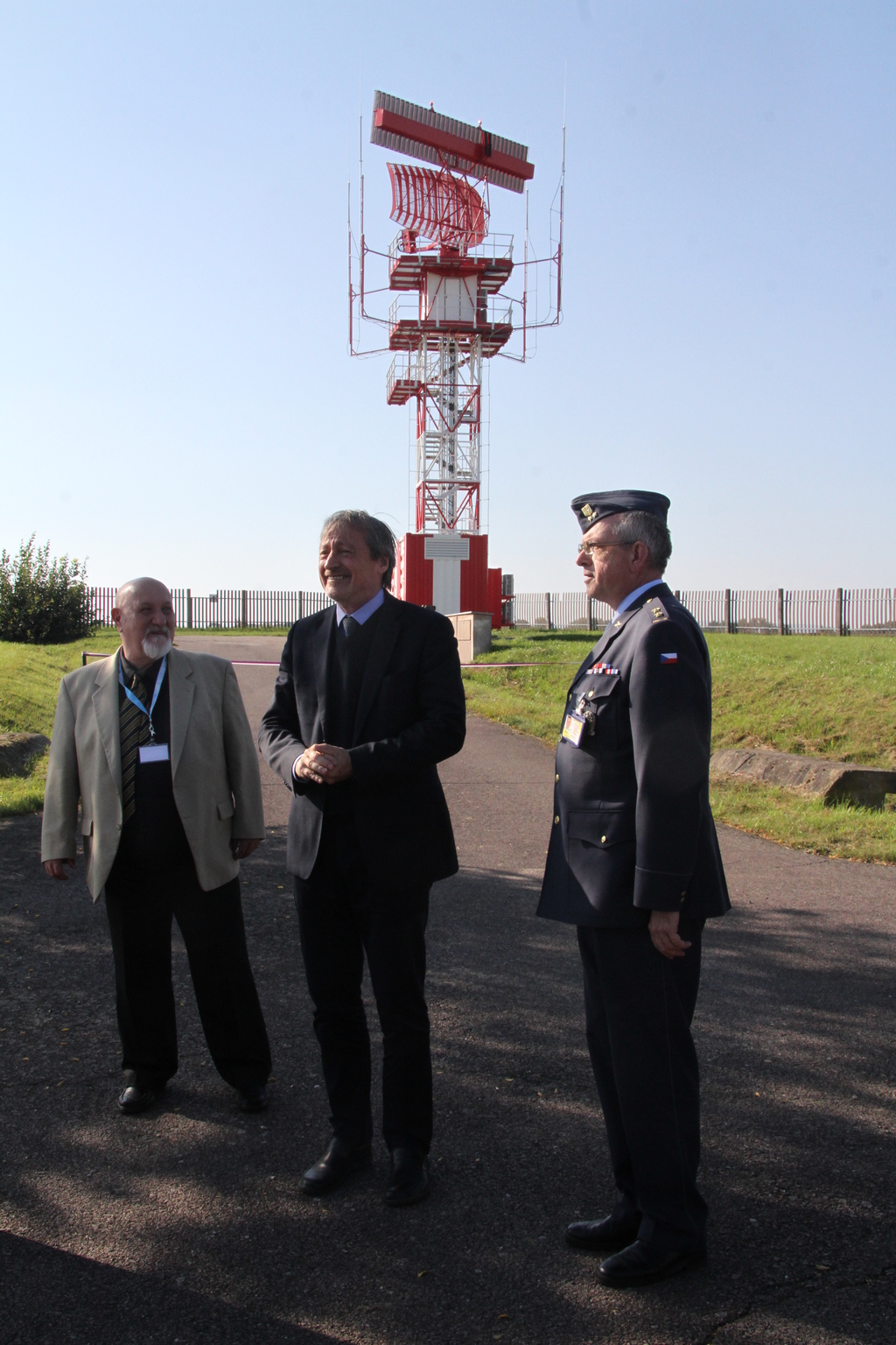 Ministr obrany Martin Stropnický (uprostřed) u přehledového radiolokátoru na letišti v Pardubicích