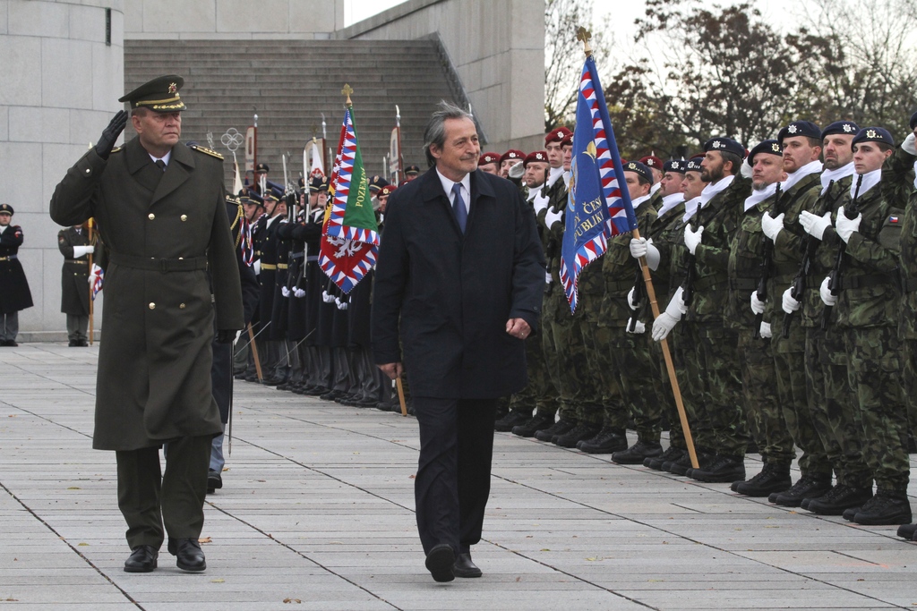 Náčelník GŠ AČR armádní generál Josef Bečvář a ministr obrany Martin Stropnický při slavnostní přehlídce na Vítkově