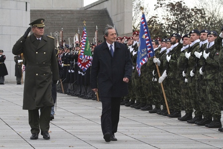 Náčelník GŠ AČR armádní generál Josef Bečvář a ministr obrany Martin Stropnický při slavnostní přehlídce na Vítkově