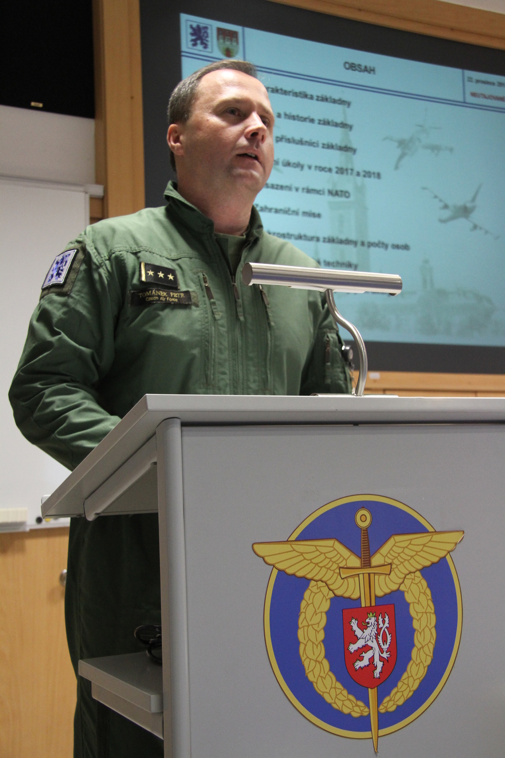 Úvodní briefing velitele 21. zTL plukovníka Petra Tománka