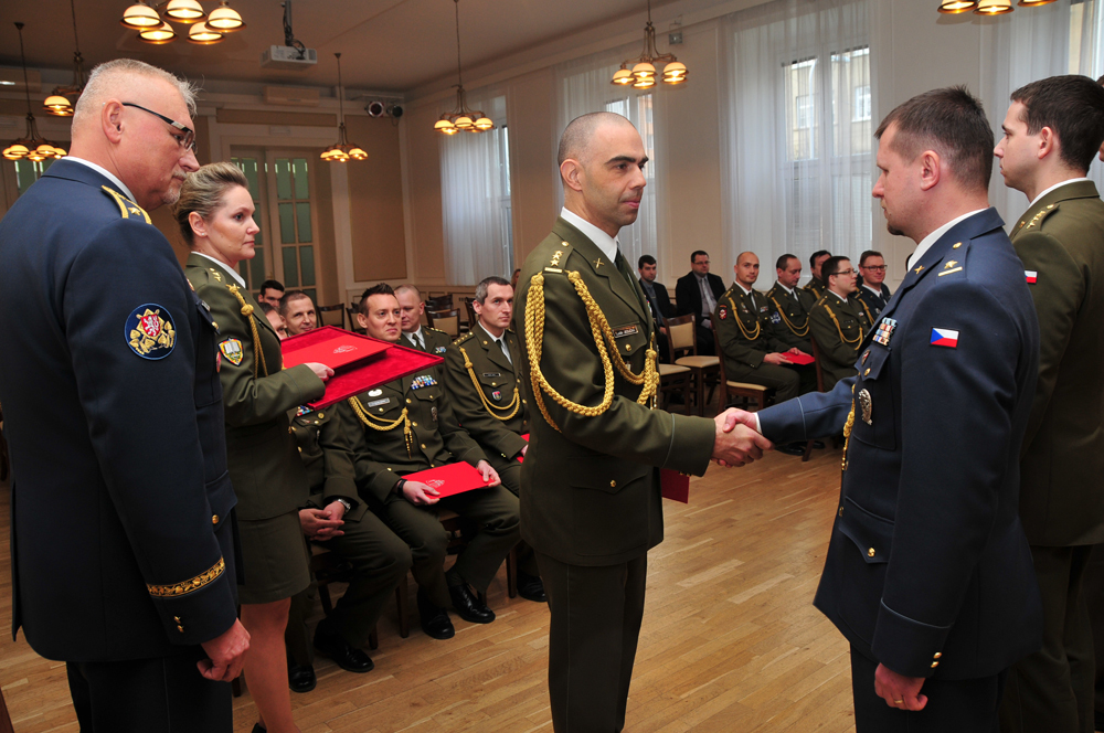 Prorektor UO plukovník Luděk Jedlička předává osvědčení