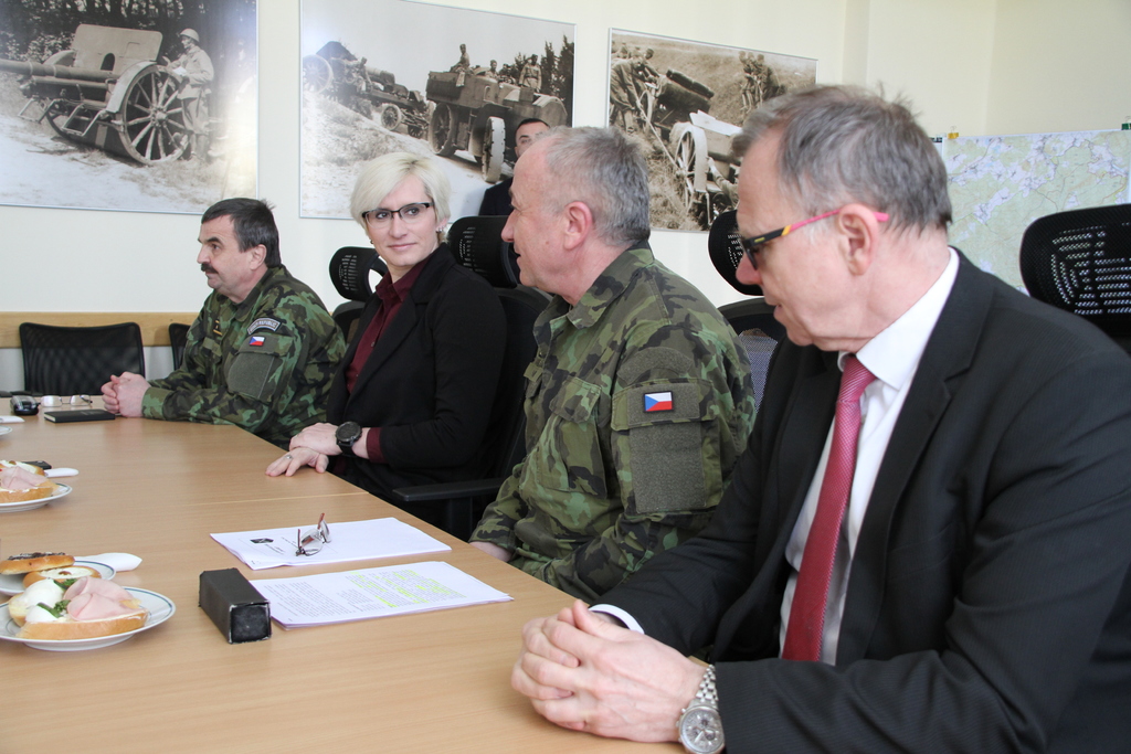 Během briefingu byla ministryně obrany seznámena s historií, strukturou i schopnostmi dělostřelců