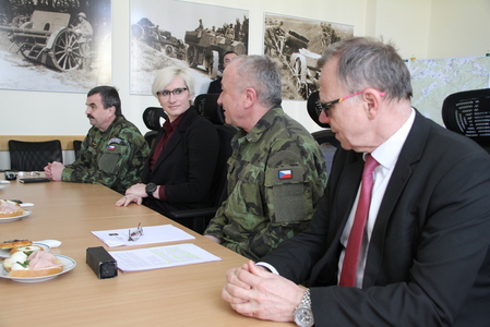 Během briefingu byla ministryně obrany seznámena s historií, strukturou i schopnostmi dělostřelců