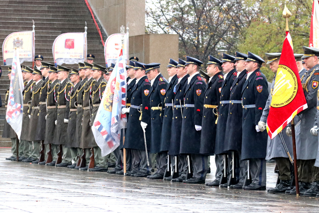 Vojenské jednotky nastoupené k pietnímu aktu v Národním památníku na Vítkově