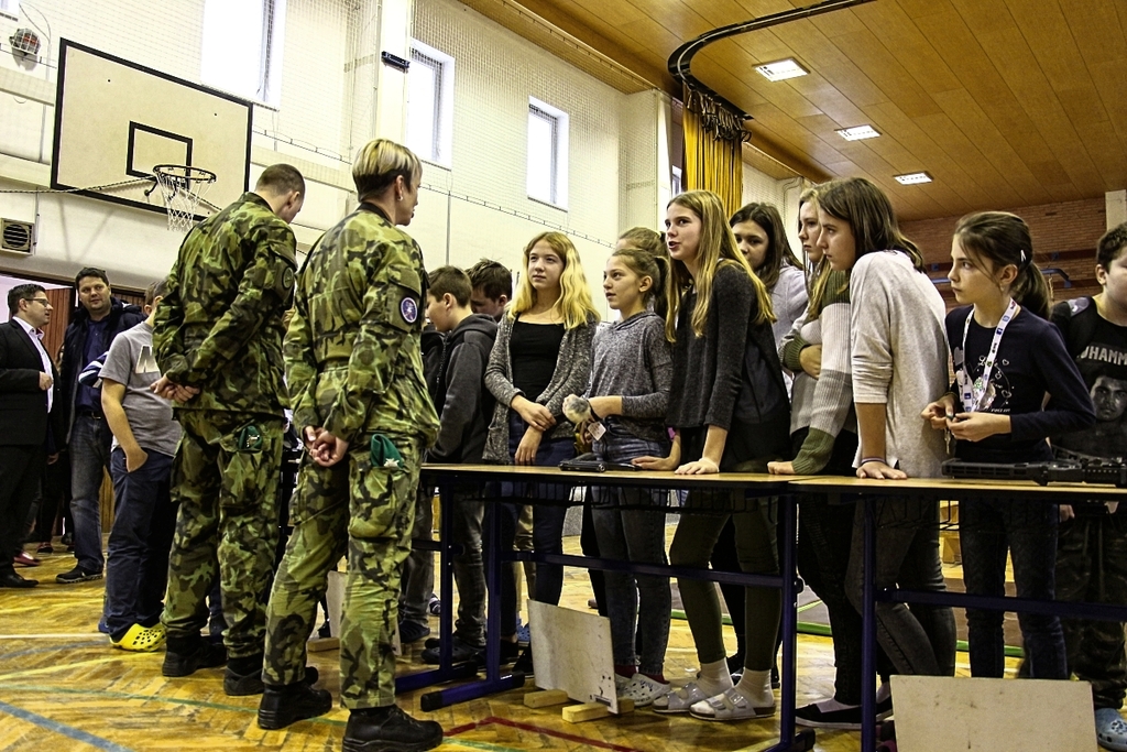 Vojáci bučovického praporu museli odpovídat na řadu zvídavých dotazů.
