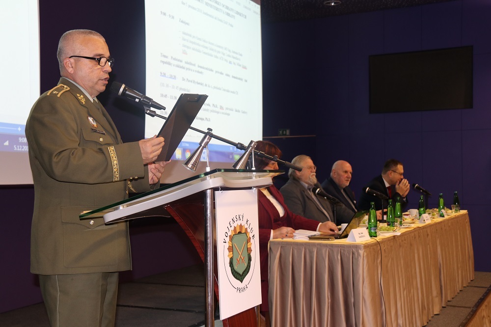 V zastoupení náčelníka GŠ AČR armádního generála Aleše Opaty pozdravil účastníky metodického dne brigádní generál Milan Schulc
