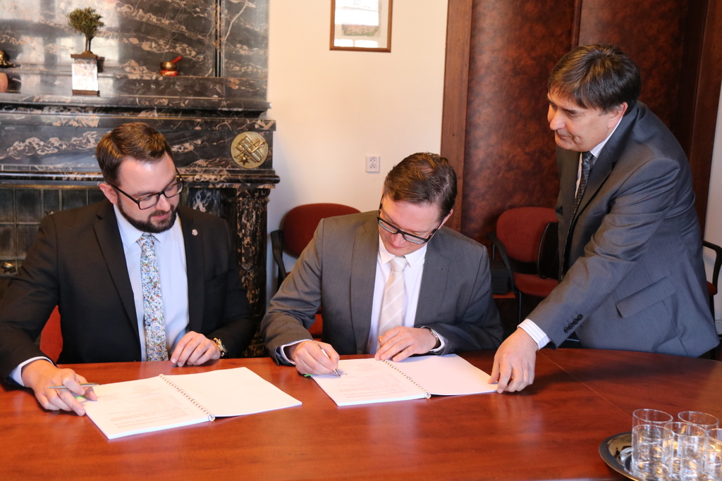 Za resort obrany smlouvu na taktické soubojové simulátory podepsal  pověřený náměstek pro řízení sekce vyzbrojování a akvizic MO Filip Říha (vlevo)