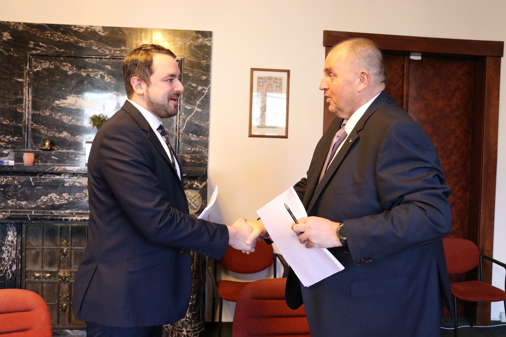 Zástupce společnosti KOBIT spol. s r. o. (vpravo) při podpisu smlouvy na Ministerstvu obrany ČR (vlevo zástupce resortu obrany Filip Říha)