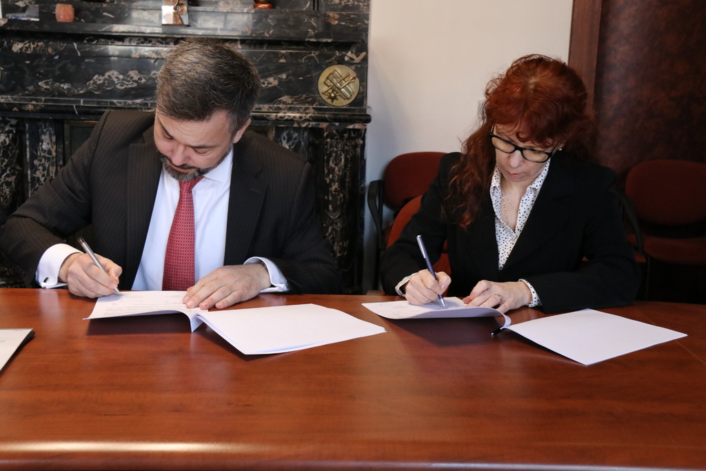 Podpis smlouvy na právní podporu chystaného projektu SHORAD. Za MO ČR smlouvu se zástupci Konsorcia AKHP a MTL podepsala ředitelka odboru vyzbrojování vzdušných sil Zora Skurčáková