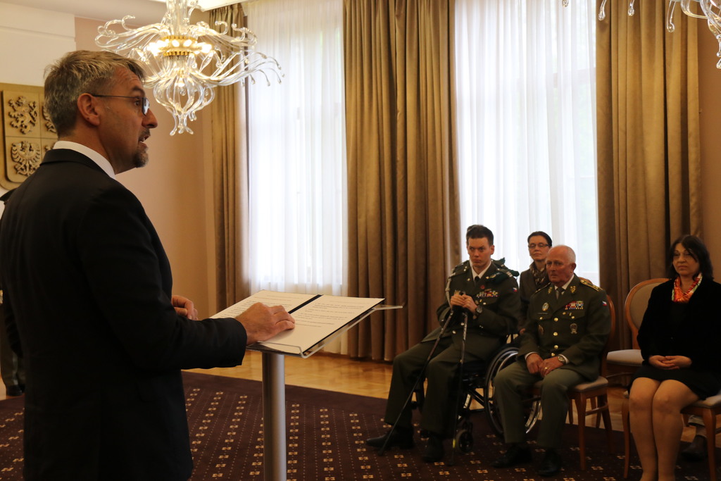 Ministr obrany Lubomír Metnar ve svém projevu poděkoval válečným veteránům za jejich hrdinství a ocenil i ty vojáky, kteří se podíleli na budování moderních ozbrojených sil