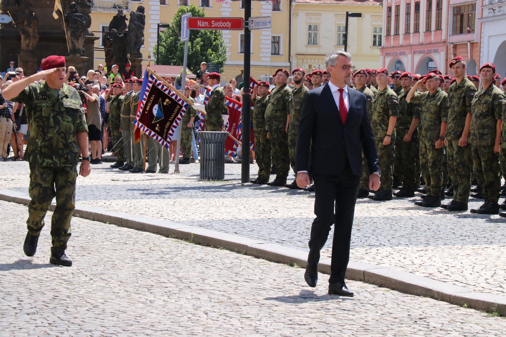 Ministr obrany Lubomír Metnar v doprovodu velitele 4. brn plk. gšt. Josefa Trojánka při slavnostním nástupu 