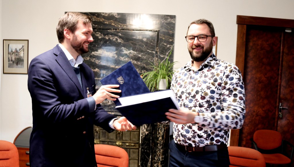 Za Ministerstvo obrany podepsal rámcovou dohodu na dodávku bojových opasků náměstek Filip Říha (vpravo)