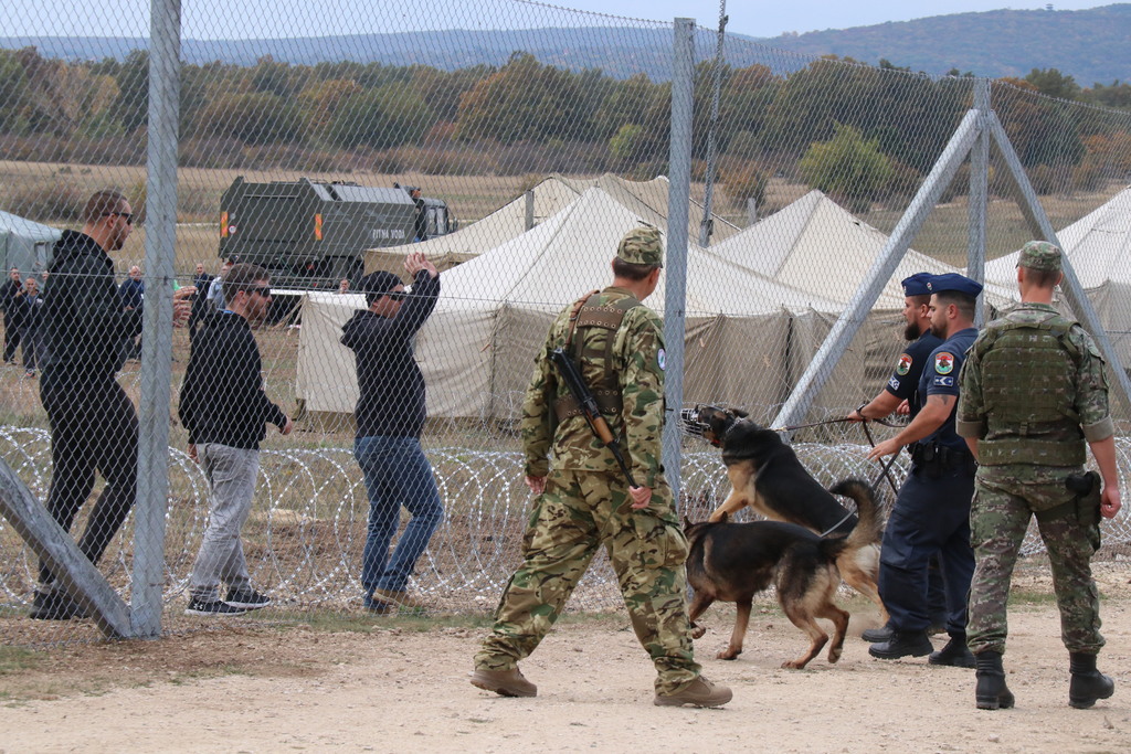 Migranti soustředění v humanitární základně odvádějí pozornost vojenských a policejních složek, kteří neustále kontrolují hranice státu