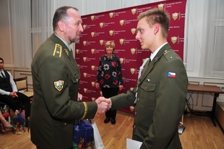 Rektor-velitel Univerzity obrany brigádní generál Bohuslav Přikryl blahopřeje svobodníkovi Tomáši Hendrychovi