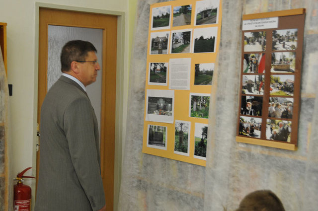 Součástí vzpomínkového setkání byla i výstava o historii obce a jejích obyvatel, kterou si prohlédl náměstek Padělek
