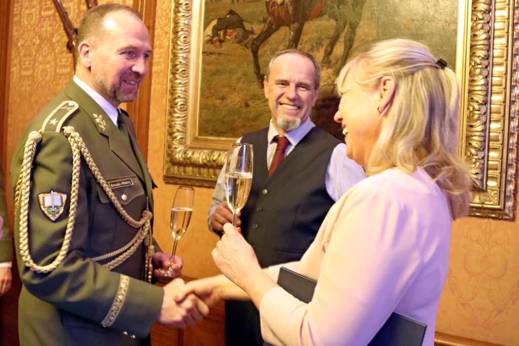 Profesorce Šárce Mayerové poblahopřál i rektor Univerzity obrany brigádní generál Bohuslav Přikryl