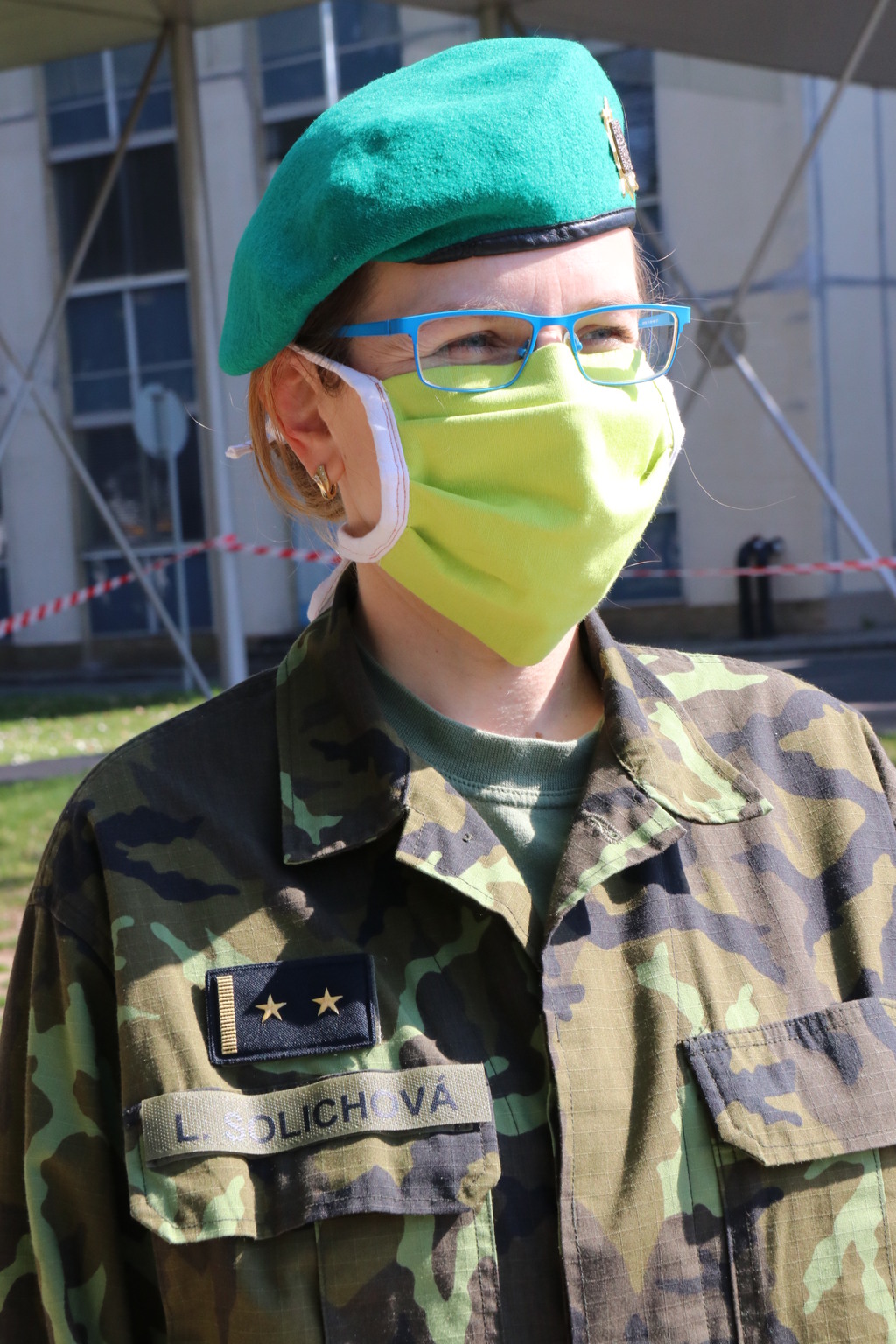 Pplk. Larisa Solichová pomáhá ve Fakultní nemocnici v Hradci Králové na plicní klinice 