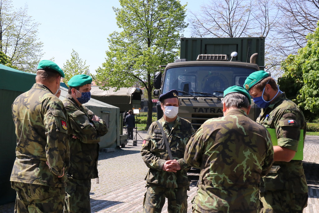 V Zítkových sadech budovali odběrné místo ženisté ze 151. ženijního praporu z Bechyně