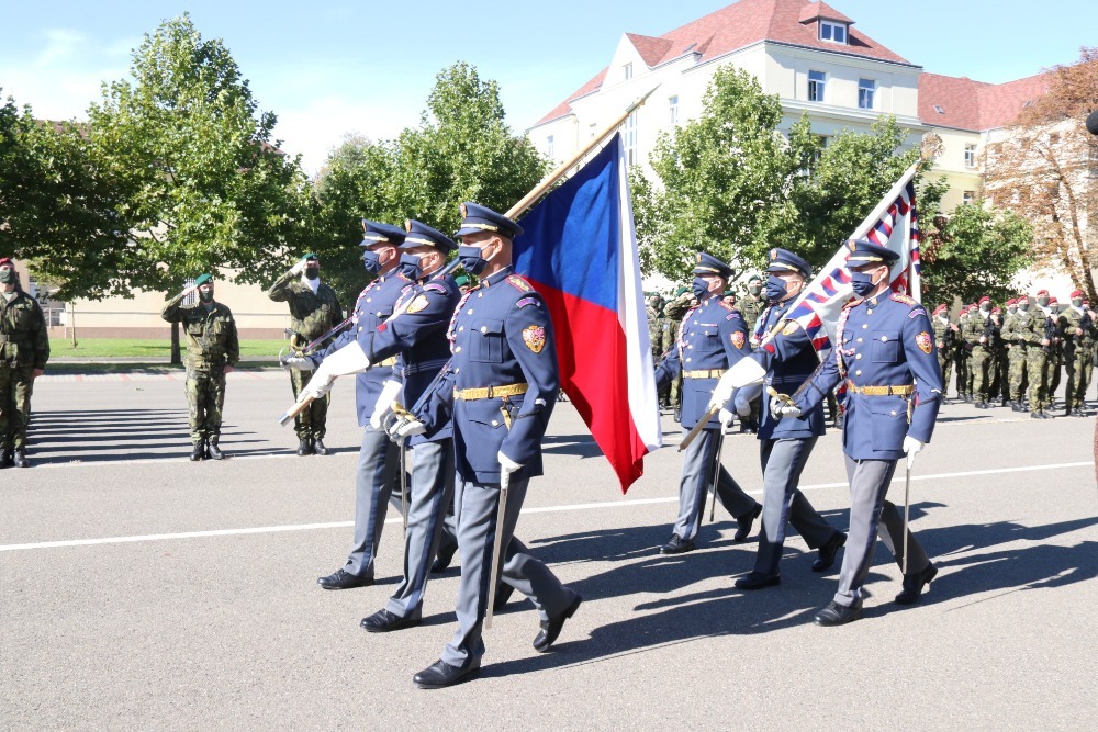 Vojáci Hradní stráže přináší státní vlajku a standartu prezidenta republiky
