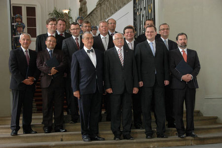Jmenování nové vlády prezidentem republiky Václavem Klausem na Hradě - společné foto členů nové vlády s prezidentem republiky