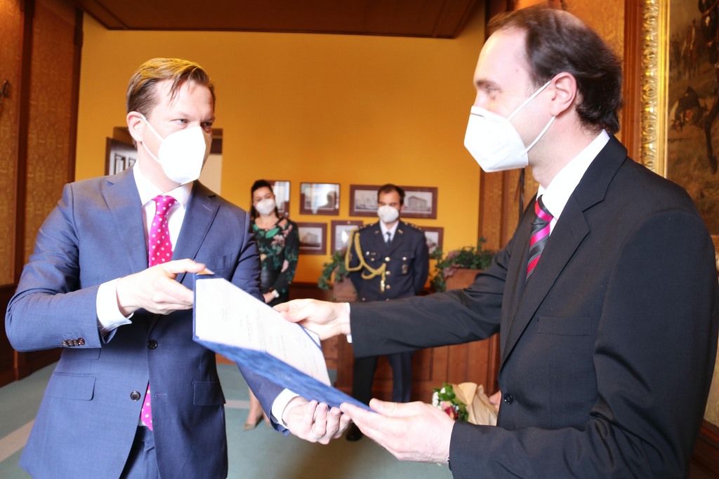 Profesor Daniel Růžek přebírá jmenovací dekret od náměstka ministra obrany Jana Havránka 