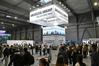 Stříbrná expozice Univerzity obrany na veletrhu Gaudeamus Praha 