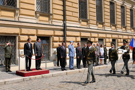 Přivítání slovenského ministra obrany s vojenskými poctami (1)