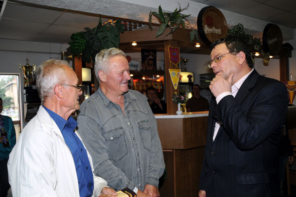 Ministr obrany s Janem Brumovským a Jiřím Čadkem (uprostřed)